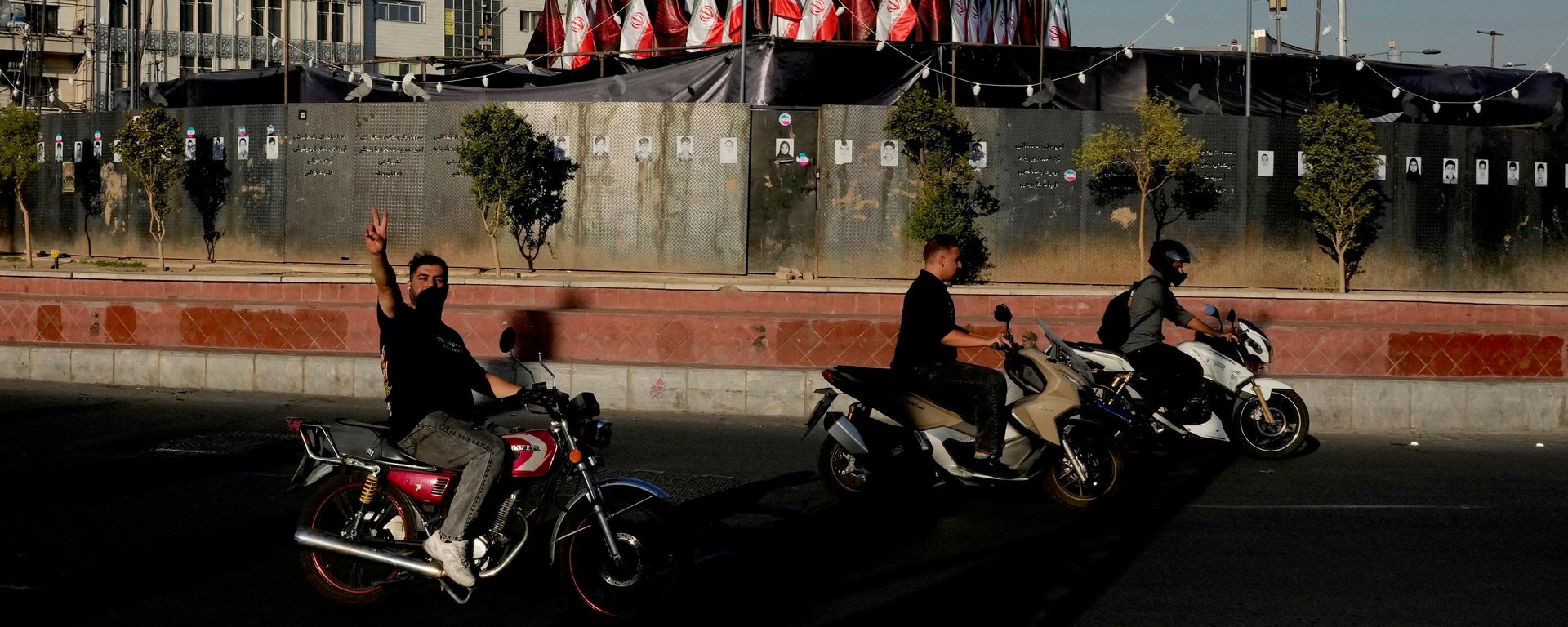 Một tượng đài tưởng niệm Lãnh đạo tối cao của Iran, Ayatollah Ali Khamenei, tại Tehran. - Sputnik Việt Nam, 1920, 02.10.2026