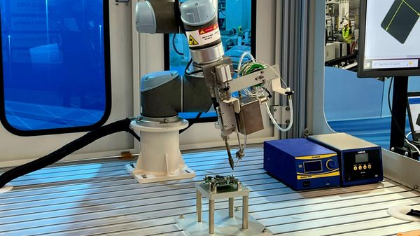 Cánh tay robot công nghiệp được trưng bày tại gian hàng Triển lãm công nghệ (trong khuôn khổ Ngày hội Đổi mới sáng tạo quốc gia 2026) - Sputnik Việt Nam