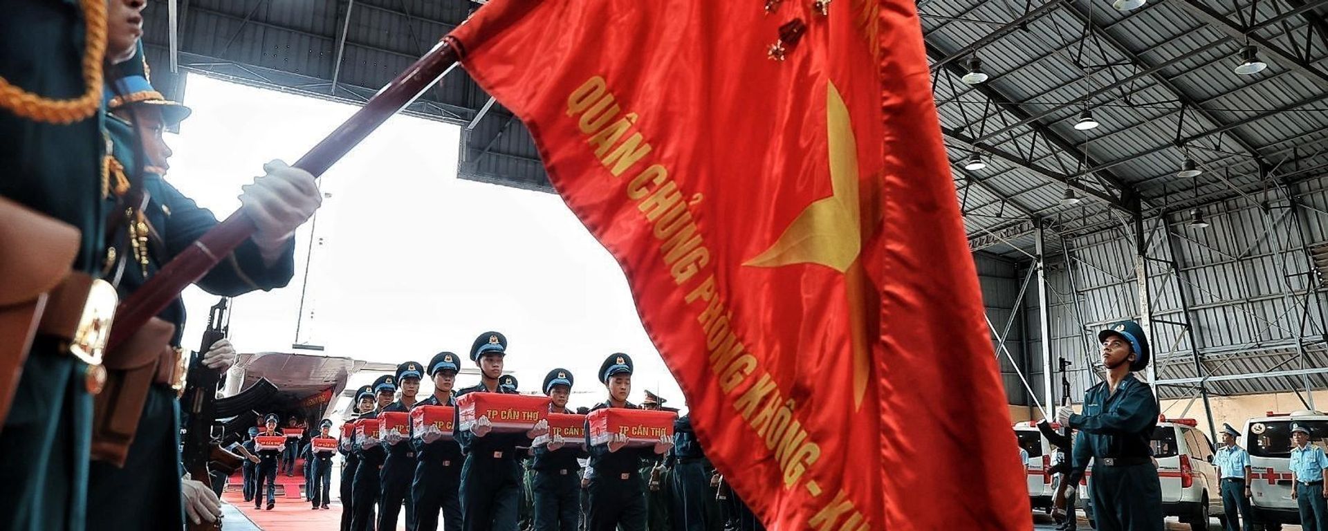 Quân kỳ Quyết thắng hiện diện trong lễ tiếp nhận, bàn giao các mẫu sinh phẩm hài cốt liệt sĩ được vận chuyển từ địa bàn Quân khu 9 ra Hà Nội Quân kỳ Quyết thắng hiện diện trong lễ tiếp nhận, bàn giao các mẫu sinh phẩm hài cốt liệt sĩ được vận chuyển từ địa bàn Quân khu 9 ra Hà Nội - Sputnik Việt Nam, 1920, 05.10.2026