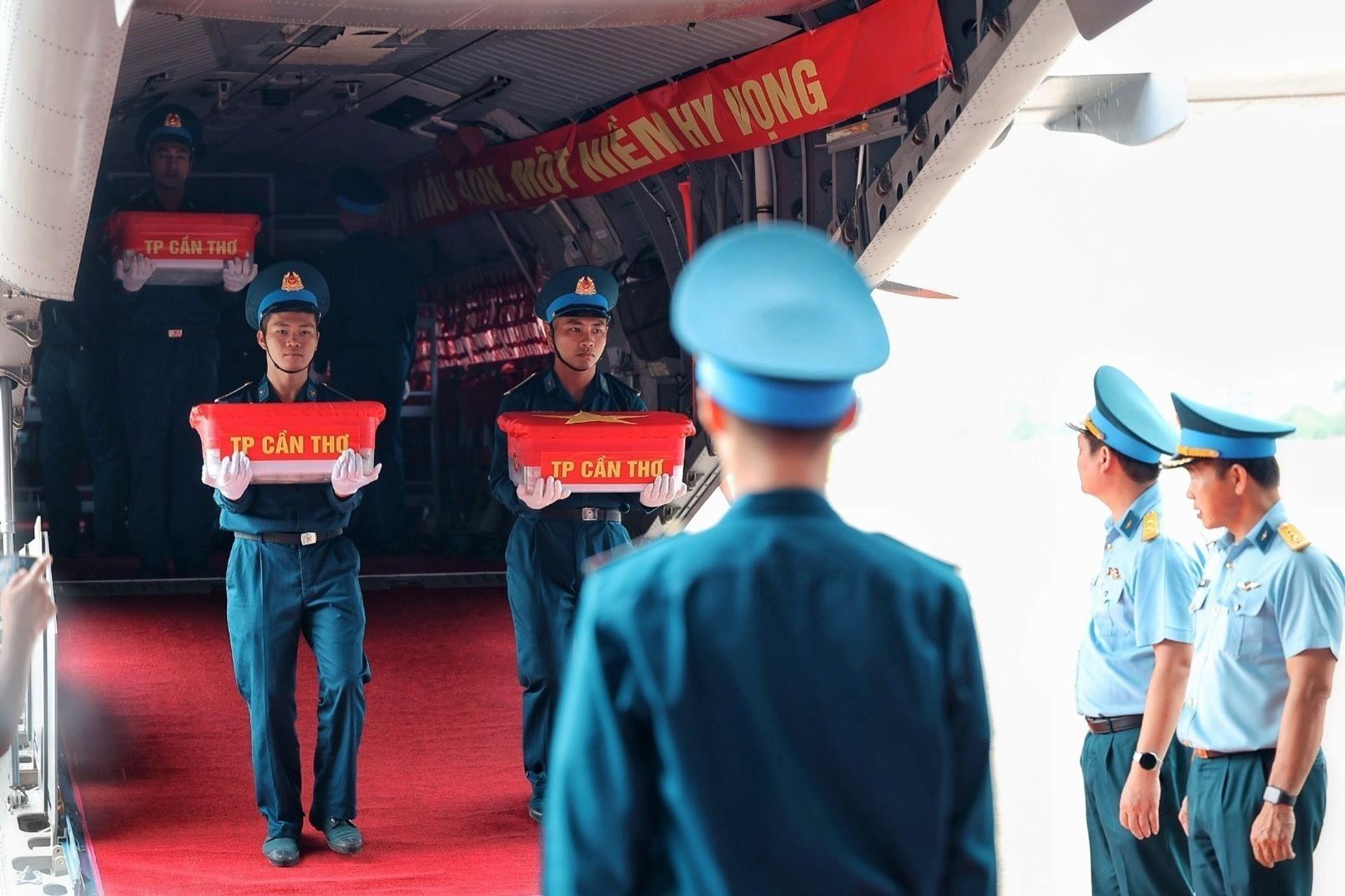 Cán bộ, chiến sĩ đưa các thùng chứa mẫu sinh phẩm hài cốt liệt sĩ từ khoang máy bay vận tải quân sự xuống khu vực tiếp nhận tại sân bay quân sự Gia Lâm - Sputnik Việt Nam, 1920, 05.10.2026