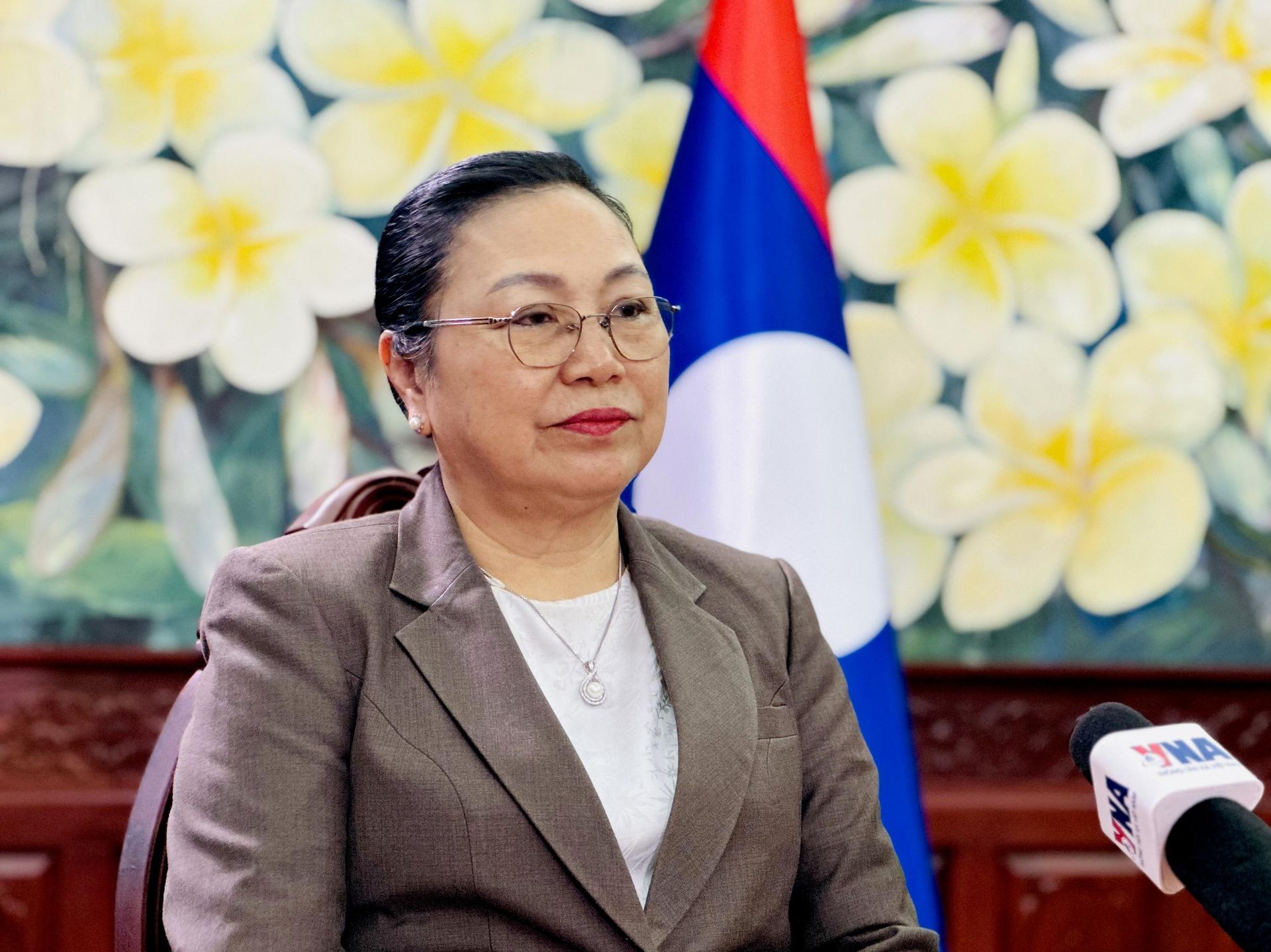 Đại sứ nước Cộng hòa Dân chủ Nhân dân Lào tại Việt Nam Khamphao Ernthavanh trả lời phỏng vấn của phóng viên Thông tấn xã Việt Nam về quan hệ hợp tác hai nước. - Sputnik Việt Nam, 1920, 06.10.2026