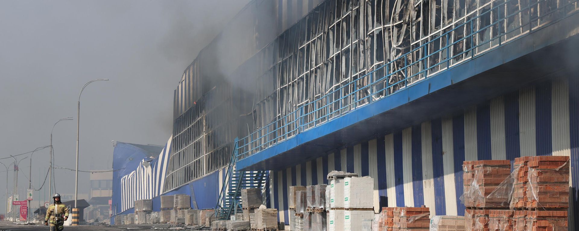 Hậu quả vụ tấn công bằng máy bay không người lái của Lực lượng vũ trang Ukraina vào trung tâm mua sắm Galaktika ở Makeevka - Sputnik Việt Nam, 1920, 06.10.2026