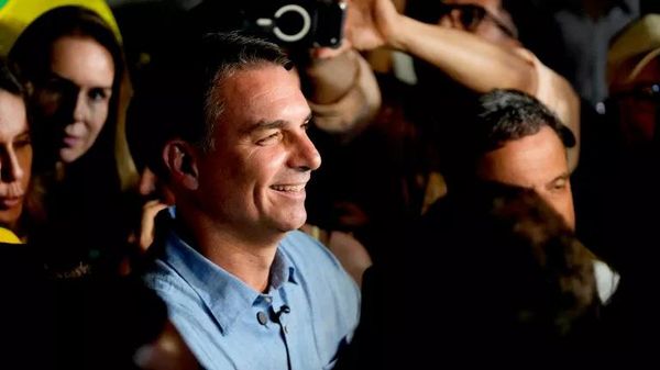 Ứng cử viên tổng thống Brazil Flavio Bolsonaro, ngày 4 tháng 10 năm 2026 - Sputnik Việt Nam