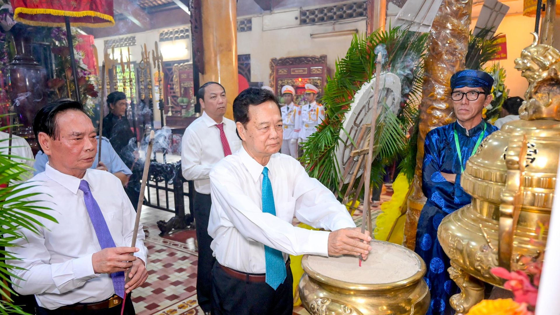 Nguyên Thủ tướng Chính phủ Nguyễn Tấn Dũng và Nguyên Thường trực Ban Bí thư Lê Hồng Anh dâng hương tri ân Anh hùng dân tộc Nguyễn Trung Trực. Nguyên Thủ tướng Chính phủ Nguyễn Tấn Dũng và Nguyên Thường trực Ban Bí thư Lê Hồng Anh dâng hương tri ân Anh hùng dân tộc Nguyễn Trung Trực. - Sputnik Việt Nam, 1920, 07.10.2026