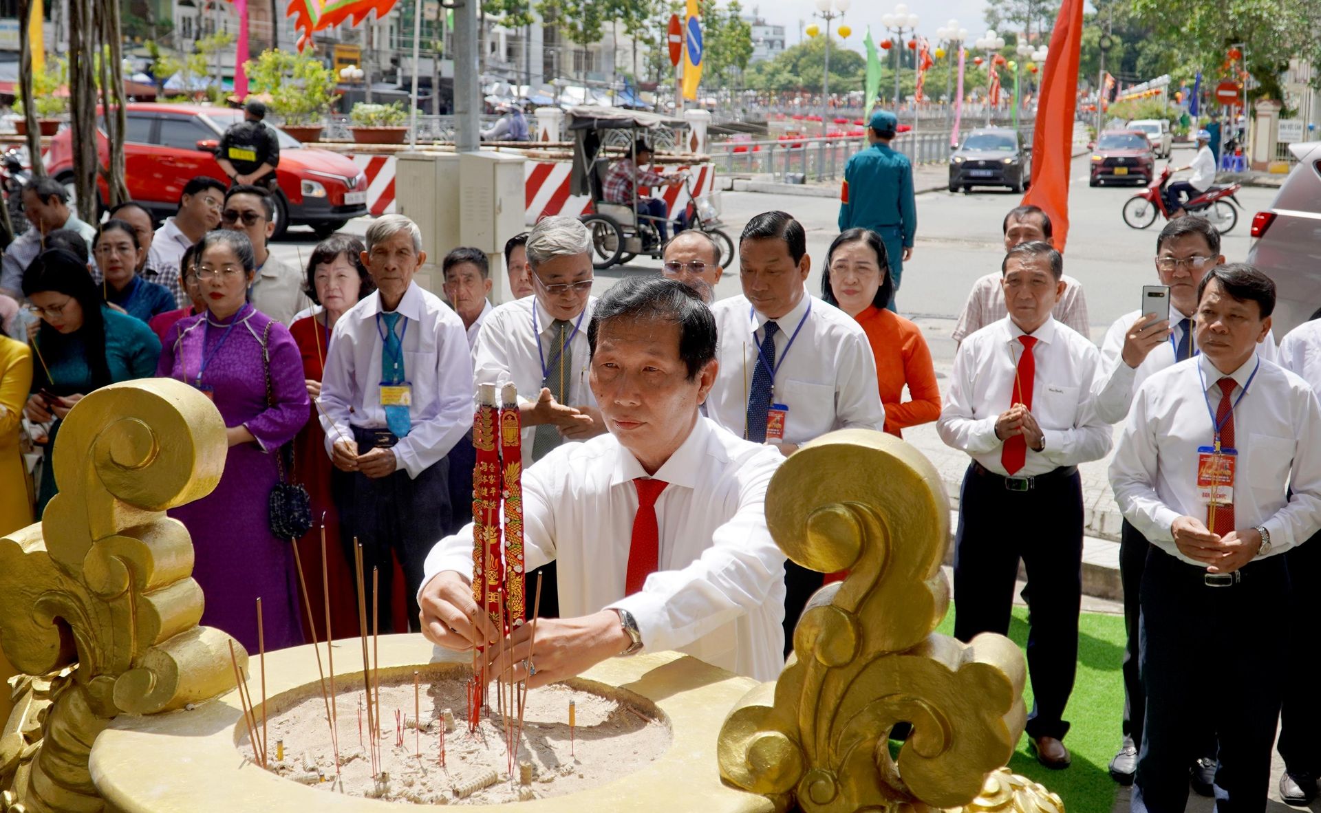 Phó Chủ tịch UBND tỉnh An Giang Lê Văn Phước cùng các đại biểu dâng hương tại Bia ghi dấu địa điểm Anh hùng dân tộc Nguyễn Trung Trực bị giặc Pháp hành hình năm 1868. Phó Chủ tịch UBND tỉnh An Giang Lê Văn Phước cùng các đại biểu dâng hương tại Bia ghi dấu địa điểm Anh hùng dân tộc Nguyễn Trung Trực bị giặc Pháp hành hình năm 1868. - Sputnik Việt Nam, 1920, 07.10.2026