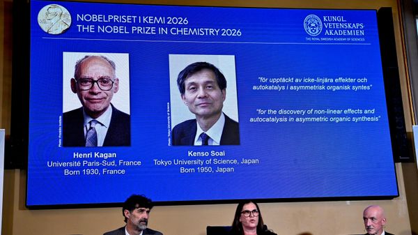 лауреаты Нобелевской премии 2026 года по химии ученые Анри Каган и Кэнсо Соаи - Sputnik Việt Nam
