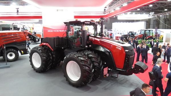 Giải Vàng cuộc thi «Ngôi sao AGROSALON» - xe máy cày bánh lốp dẫn động bốn bánh nội địa hóa hoàn toàn thuộc phân khúc lực kéo số 8 RОSTSELMASH 3580. Hiện tại vẫn là nguyên mẫu. (thành phố Rostov-na-Donu, Nga). - Sputnik Việt Nam