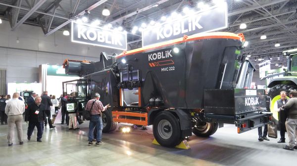 Giải Vàng cuộc thi «Ngôi sao AGROSALON» - xe tự hành trộn và phân phối thức ăn chăn nuôi MVC 222 do công ty KOBLIK Group sản xuất (thành phố Smolensk, Nga). - Sputnik Việt Nam