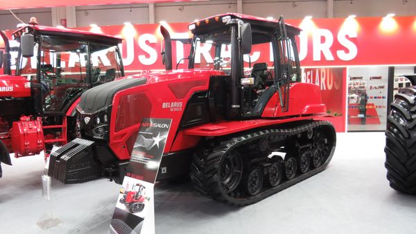 Giải Bạc cuộc thi «Ngôi sao AGROSALON» - xe máy cày bánh xích MTZ BELARUS 2303 có trang bị động cơ diesel của Nga YAMZ-536 công suất 225 mã lực. Khối lượng của máy - 12.5 tấn. (Belarus). - Sputnik Việt Nam
