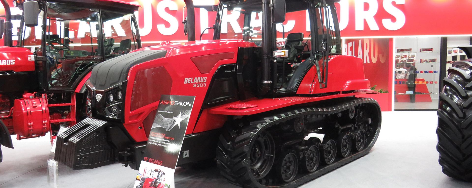Giải Bạc cuộc thi «Ngôi sao AGROSALON» - xe máy cày bánh xích MTZ BELARUS 2303 có trang bị động cơ diesel của Nga YAMZ-536 công suất 225 mã lực. Khối lượng của máy - 12.5 tấn. (Belarus). - Sputnik Việt Nam, 1920, 15.10.2026