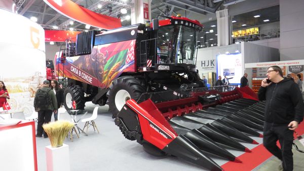 Máy gặt đập liên hợp GOMSELMASH GS2124. Có thể được trang bị động cơ diesel Trung Quốc WEICHAI WP13 hoặc YAMZ-653 của Nga. Công suất của cả hai - 530 mã lực. Thể tích thùng chứa của máy gặt - 10 mét khối (Belarus). - Sputnik Việt Nam