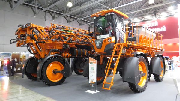 Máy rải phân bón tự hành JACTO Uniport. Ở tiền cảnh là mẫu 5030 NPK (Brazil). - Sputnik Việt Nam
