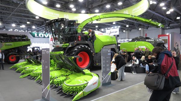 Bất chấp mọi lệnh trừng phạt! Máy thu hoạch thức ăn gia súc CLAAS Jaguar 1200 với bộ phụ kiện thu hoạch ngô Orbis 10500 (Đức). - Sputnik Việt Nam