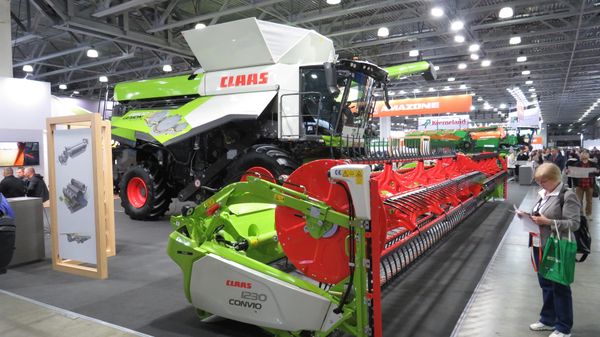 Đồng hành cùng chiếc máy nêu trên, cụ thể là máy gặt đập liên hợp CLAAS Lexion 8800 với đầu gặt vạn năng Сonvio Flex 1230. - Sputnik Việt Nam