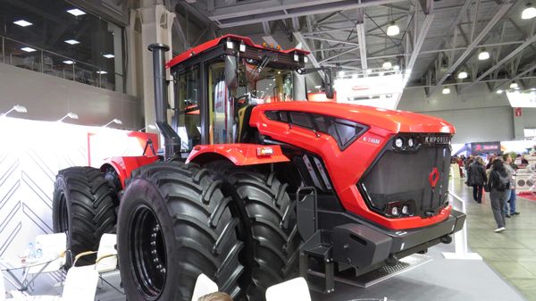 Máy kéo bánh lốp «KIROVETS» K-7M (K-746M) với động cơ turbo diesel KAMAZ R6 (13 lít, 460 mã lực) do «Nhà máy máy cày Petersburg» sản xuất (Nga). - Sputnik Việt Nam