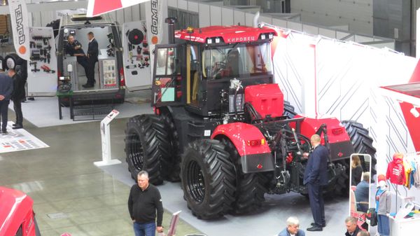 «Đàn em» của nó - «KIROVETS» K-5 (K-530), với động cơ turbo diesel YAMZ- 53715-10 (7,7 lít, 300 mã lực). - Sputnik Việt Nam
