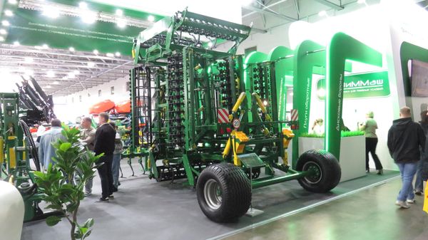 Thiết kế có vẻ lạ lẫm với người không chuyên là máy xới đất hình mũi tên KSPSh-10M do Công ty TNHH «Nhà máy Medvedev» (Oryol, Nga) sản xuất. - Sputnik Việt Nam