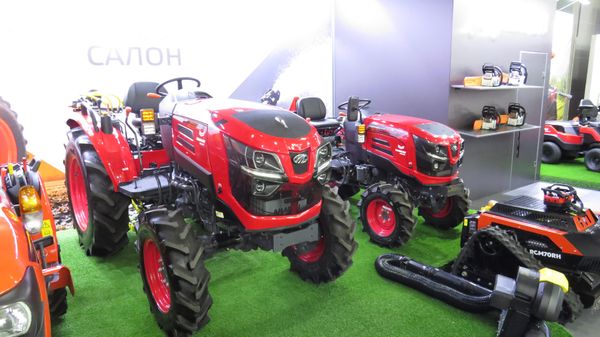 Máy kéo cỡ nhỏ Mahindra từ Ấn Độ - đối thủ cạnh tranh trực tiếp của những cỗ máy Nhật Bản. - Sputnik Việt Nam