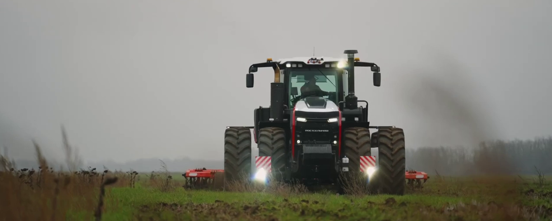 Mẫu máy kéo mới của Nga đã được ra mắt tại Triển lãm AGROSALON 2026 - Sputnik Việt Nam, 1920, 08.10.2026