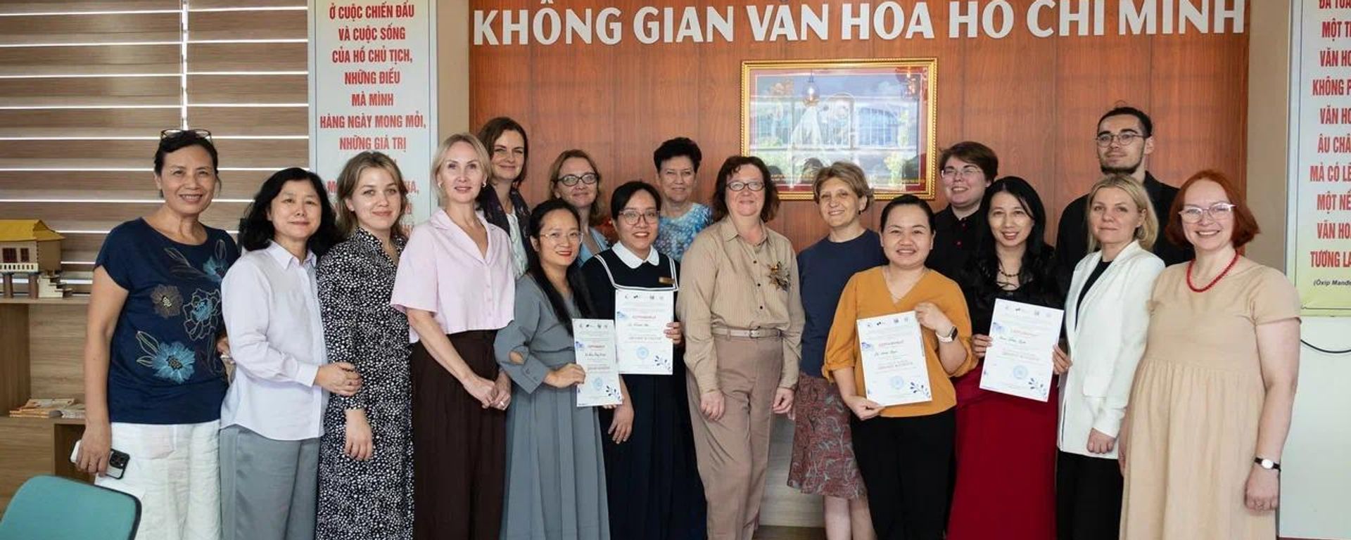 Các thầy cô hai trường chụp hình kỷ niệm - Sputnik Việt Nam, 1920, 09.10.2026