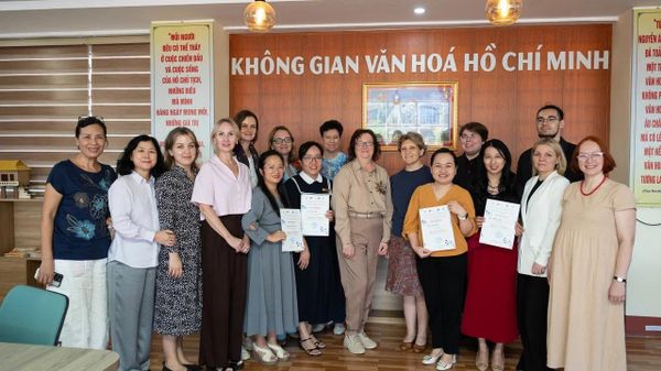 Các thầy cô hai trường chụp hình kỷ niệm - Sputnik Việt Nam