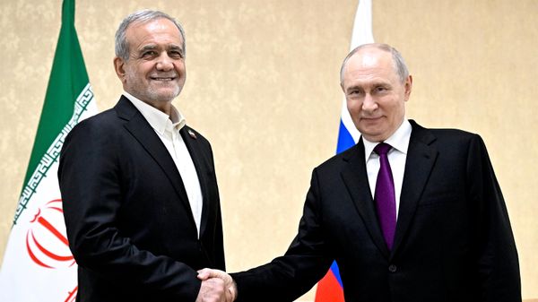 Tổng thống Nga Vladimir Putin và Tổng thống Iran Masoud Pezeshkian trong cuộc gặp tại Turkmenbashi - Sputnik Việt Nam