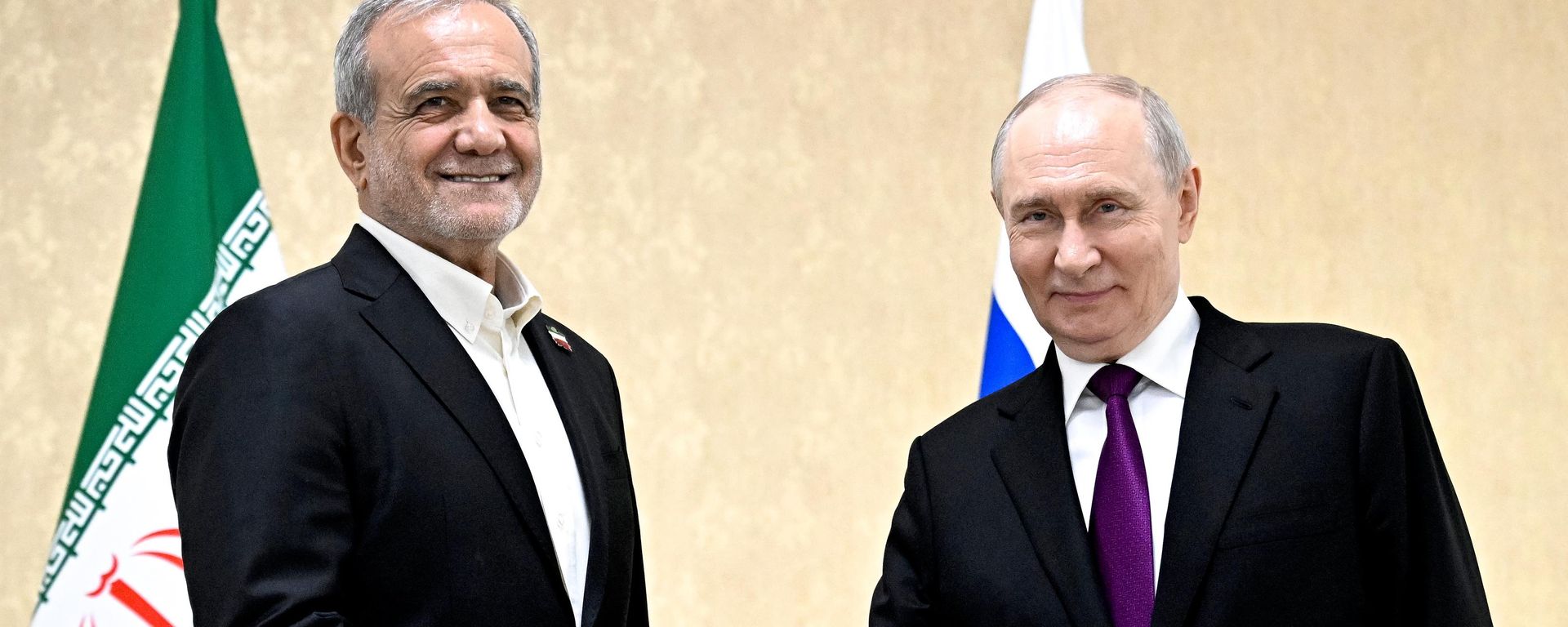 Tổng thống Nga Vladimir Putin và Tổng thống Iran Masoud Pezeshkian trong cuộc gặp tại Turkmenbashi - Sputnik Việt Nam, 1920, 13.10.2026