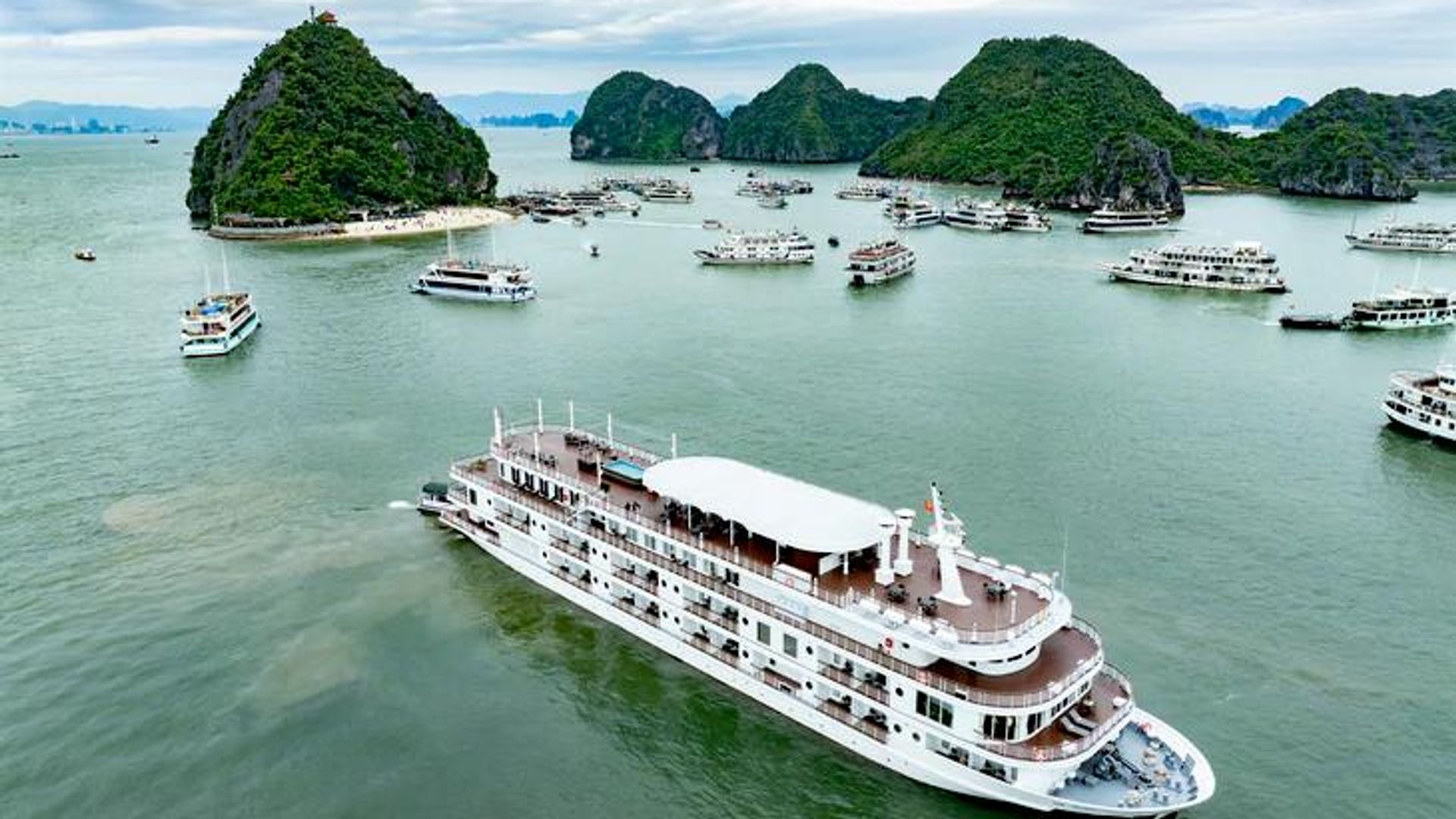 Vịnh Hạ Long là điểm đến không thể bỏ qua của du khách khi tới Việt Nam - Sputnik Việt Nam, 1920, 10.10.2026