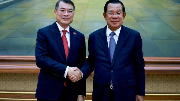 Thủ tướng Lê Minh Hưng chào Chủ tịch Đảng Nhân dân Campuchia, Chủ tịch Thượng viện Hun Sen - Sputnik Việt Nam