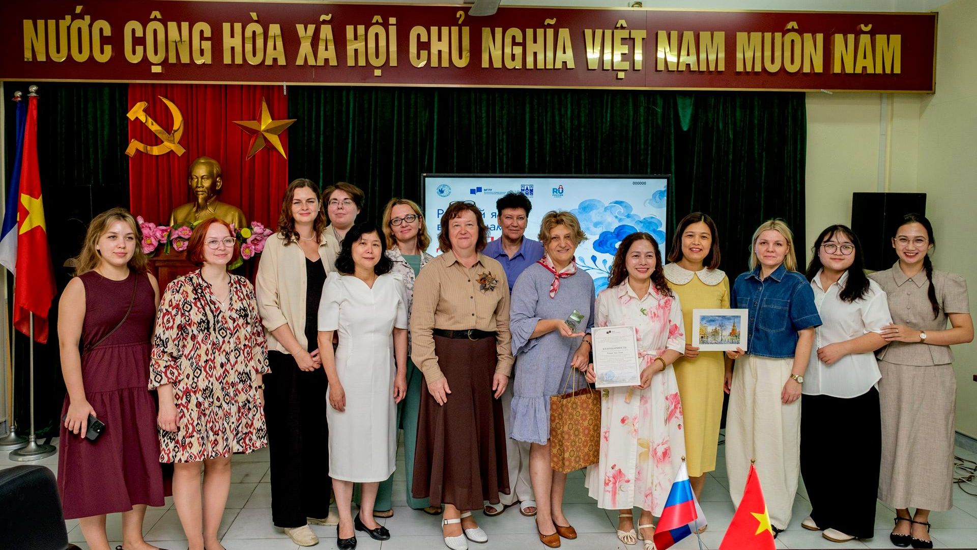 Chụp hình kỷ niệm sau buổi làm việc hiệu quả Chụp hình kỷ niệm sau buổi làm việc hiệu quả - Sputnik Việt Nam, 1920, 11.10.2026