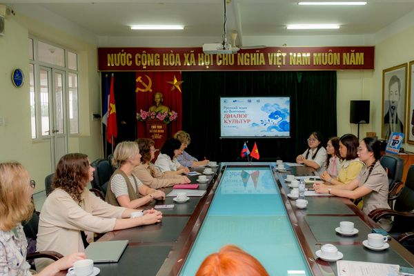 Đoàn MSLU làm việc với Ban lãnh đạo Trường Chuyên Trần Phú Đoàn MSLU làm việc với Ban lãnh đạo Trường Chuyên Trần Phú - Sputnik Việt Nam