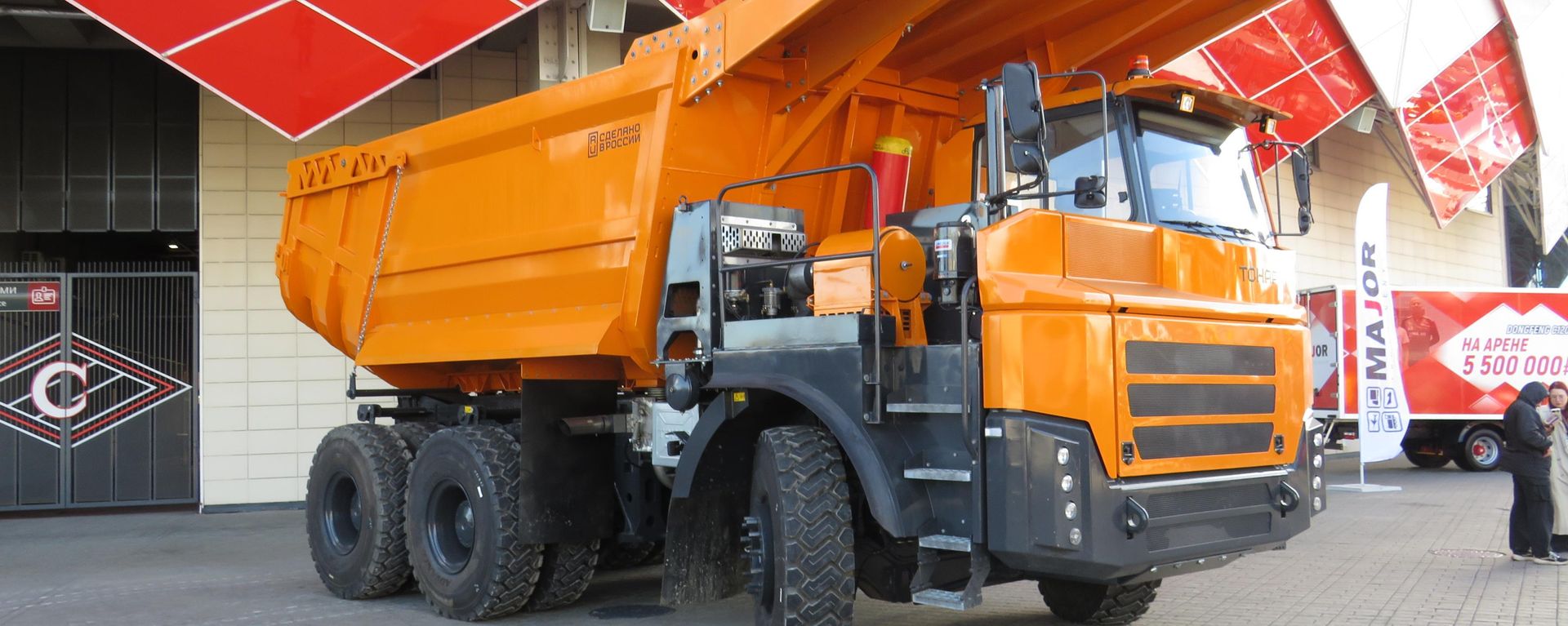 Xe ben tự đổ ba cầu TONAR-7504 6x4 với thùng xe để vận chuyển đá núi. Trọng tải – lên đến 90 tấn. - Sputnik Việt Nam, 1920, 13.10.2026