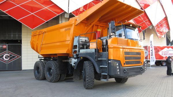 Xe ben tự đổ ba cầu TONAR-7504 6x4 với thùng xe để vận chuyển đá núi. Trọng tải – lên đến 90 tấn. - Sputnik Việt Nam