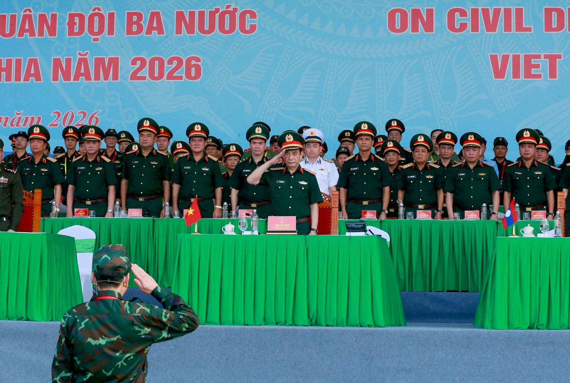 Đại tướng Phan Văn Giang, Ủy viên Bộ Chính trị, Phó Thủ tướng Chính phủ, Bộ trưởng Bộ Quốc phòng và các đại biểu chủ trì buổi diễn tập - Sputnik Việt Nam, 1920, 14.10.2026