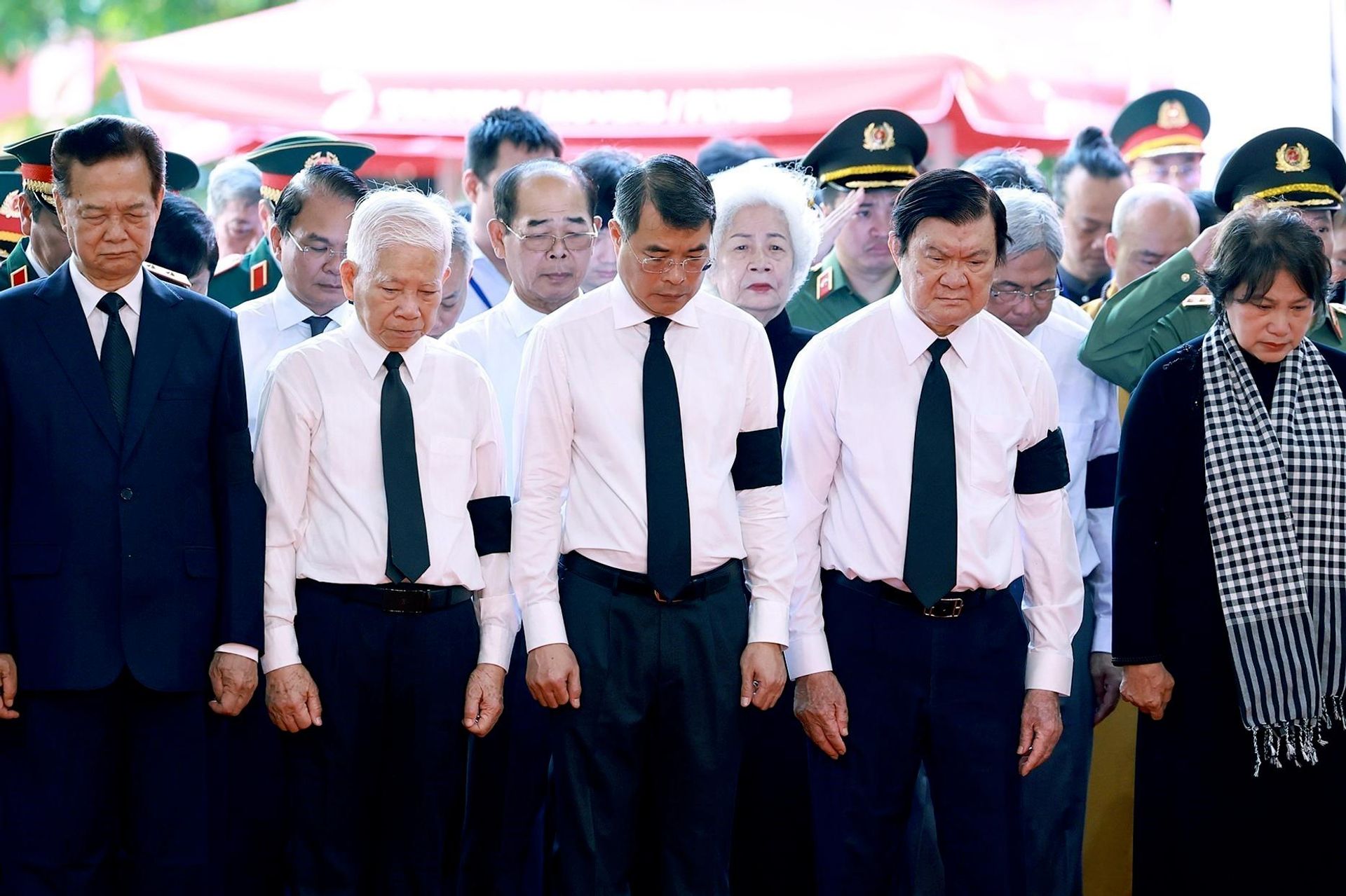 Thủ tướng Lê Minh Hưng và các đại biểu viếng các Anh hùng liệt sĩ được tìm kiếm, quy tập tại Công viên văn hóa Lê Thị Riêng Thủ tướng Lê Minh Hưng và các đại biểu viếng các Anh hùng liệt sĩ được tìm kiếm, quy tập tại Công viên văn hóa Lê Thị Riêng - Sputnik Việt Nam, 1920, 14.10.2026
