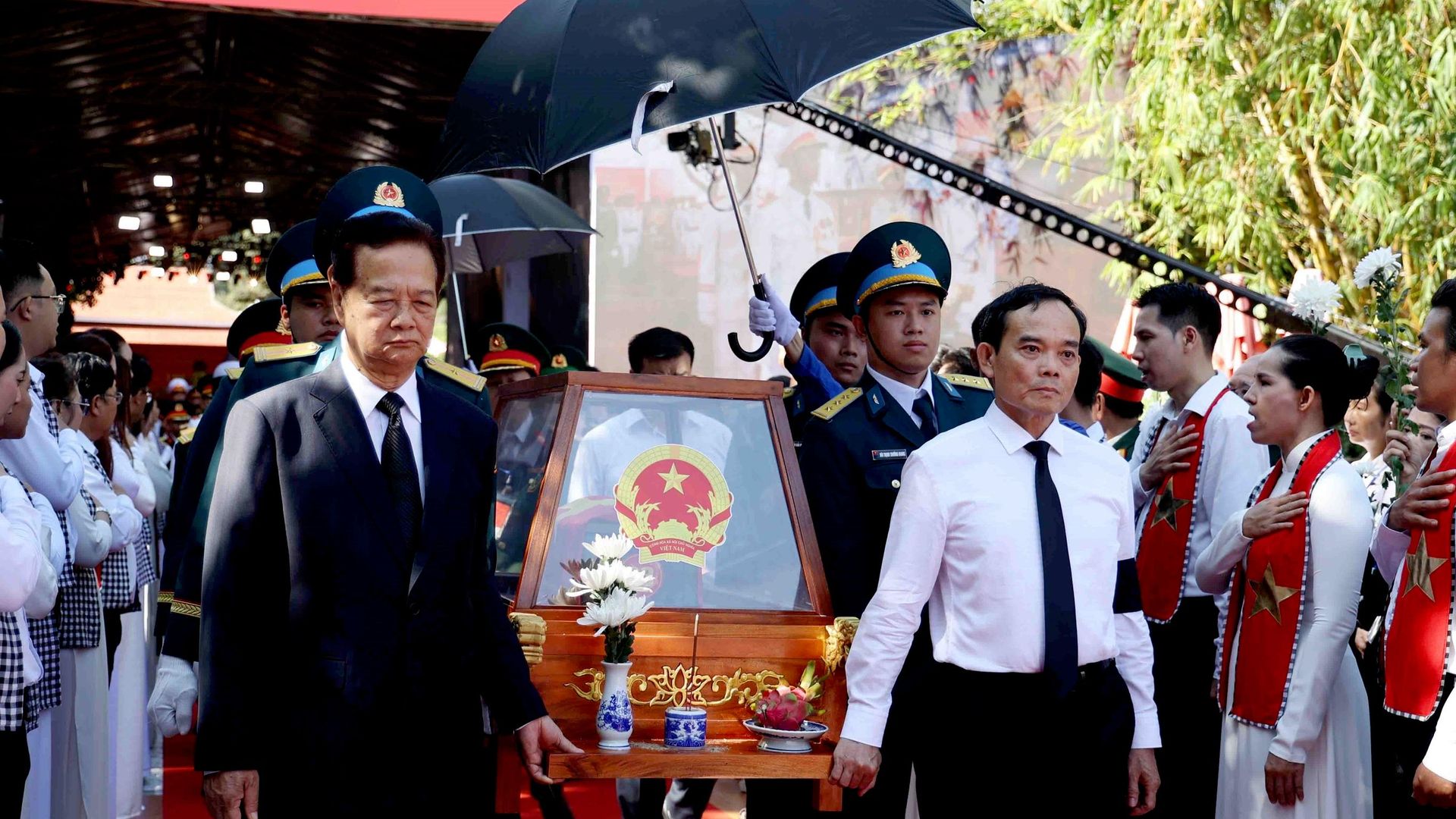 Các đồng chí lãnh đạo, nguyên lãnh đạo Đảng, Nhà nước thực hiện nghi thức di quách, đưa hài cốt liệt sĩ lên xe về an táng, hương khói tại Nghĩa trang Liệt sĩ Thành phố Hồ Chí Minh ở phường Long Bình Các đồng chí lãnh đạo, nguyên lãnh đạo Đảng, Nhà nước thực hiện nghi thức di quách, đưa hài cốt liệt sĩ lên xe về an táng, hương khói tại Nghĩa trang Liệt sĩ Thành phố Hồ Chí Minh ở phường Long Bình - Sputnik Việt Nam, 1920, 14.10.2026