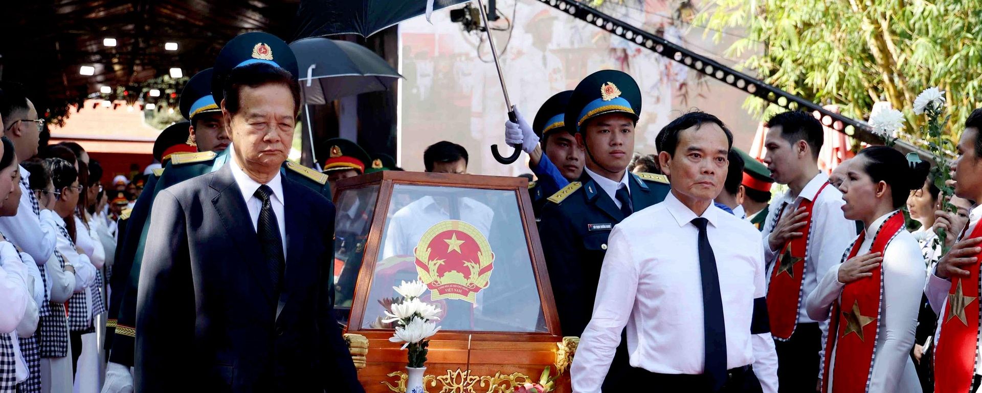 Các đồng chí lãnh đạo, nguyên lãnh đạo Đảng, Nhà nước thực hiện nghi thức di quách, đưa hài cốt liệt sĩ lên xe về an táng, hương khói tại Nghĩa trang Liệt sĩ Thành phố Hồ Chí Minh ở phường Long Bình - Sputnik Việt Nam, 1920, 14.10.2026