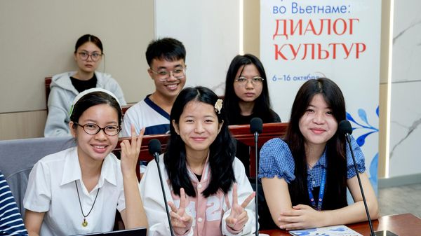 Ngày 15 tháng 10, các giảng viên  Đại học Tổng hợp Ngôn ngữ Quốc gia Moskva (MSLU) đã triển khai chương trình giáo dục và giảng dạy tiếng Nga tại Trường Đại học Khoa học Xã hội và Nhân văn, thuộc Đại học Quốc gia Thành phố Hồ Chí Minh.                   - Sputnik Việt Nam