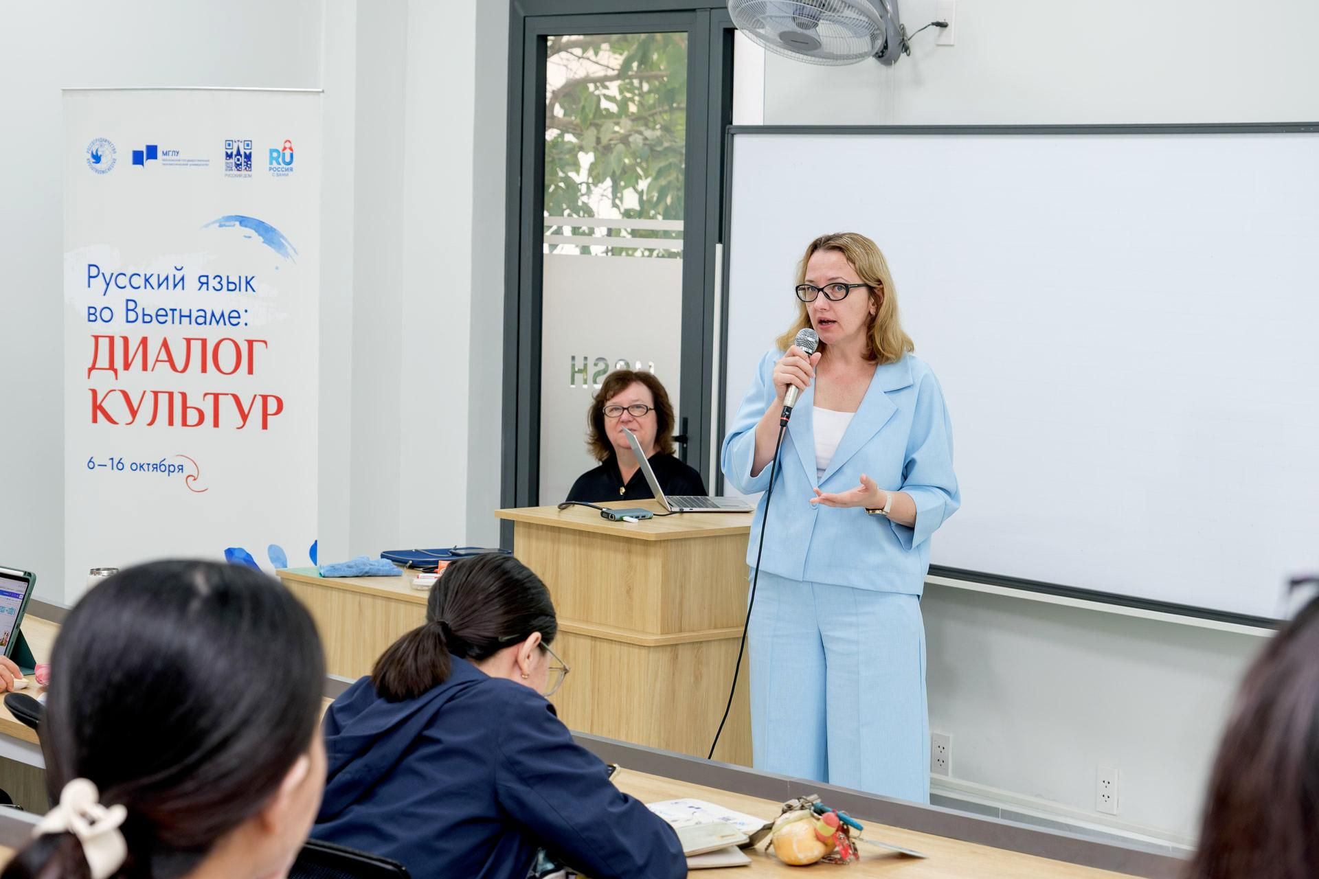 Ngày 15 tháng 10, các giảng viên Đại học Tổng hợp Ngôn ngữ Quốc gia Moskva (MSLU) đã triển khai chương trình giáo dục và giảng dạy tiếng Nga tại Trường Đại học Khoa học Xã hội và Nhân văn, thuộc Đại học Quốc gia Thành phố Hồ Chí Minh. Ngày 15 tháng 10, các giảng viên Đại học Tổng hợp Ngôn ngữ Quốc gia Moskva (MSLU) đã triển khai chương trình giáo dục và giảng dạy tiếng Nga tại Trường Đại học Khoa học Xã hội và Nhân văn, thuộc Đại học Quốc gia Thành phố Hồ Chí Minh. - Sputnik Việt Nam, 1920, 15.10.2026
