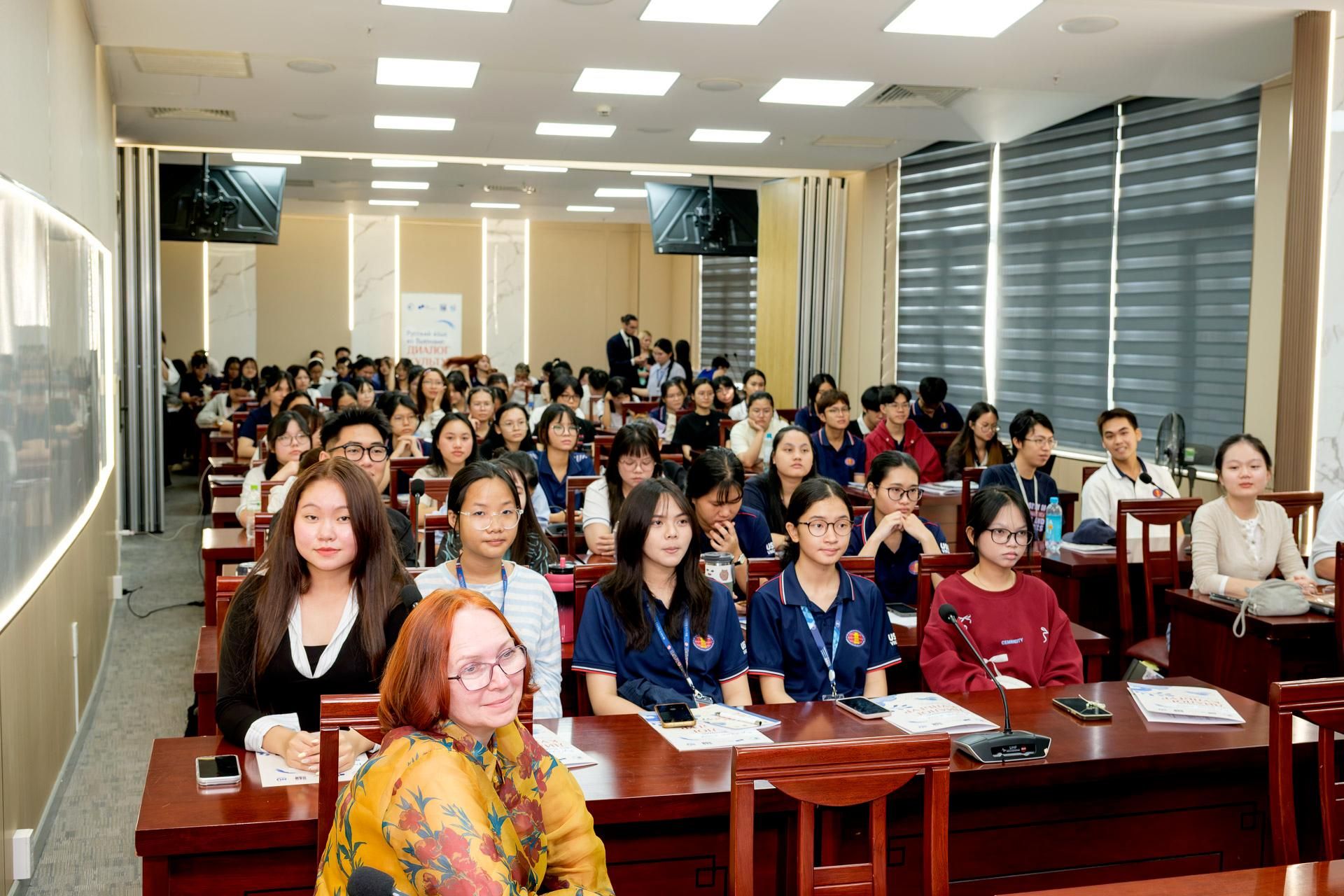 Ngày 15 tháng 10, các giảng viên Đại học Tổng hợp Ngôn ngữ Quốc gia Moskva (MSLU) đã triển khai chương trình giáo dục và giảng dạy tiếng Nga tại Trường Đại học Khoa học Xã hội và Nhân văn, thuộc Đại học Quốc gia Thành phố Hồ Chí Minh. Ngày 15 tháng 10, các giảng viên Đại học Tổng hợp Ngôn ngữ Quốc gia Moskva (MSLU) đã triển khai chương trình giáo dục và giảng dạy tiếng Nga tại Trường Đại học Khoa học Xã hội và Nhân văn, thuộc Đại học Quốc gia Thành phố Hồ Chí Minh. - Sputnik Việt Nam, 1920, 15.10.2026
