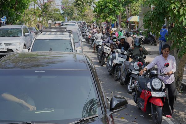 Người dân xếp hàng tại một trạm xăng trong điều kiện thiếu nhiên liệu ở Denpasar, Bali, Indonesia. - Sputnik Việt Nam