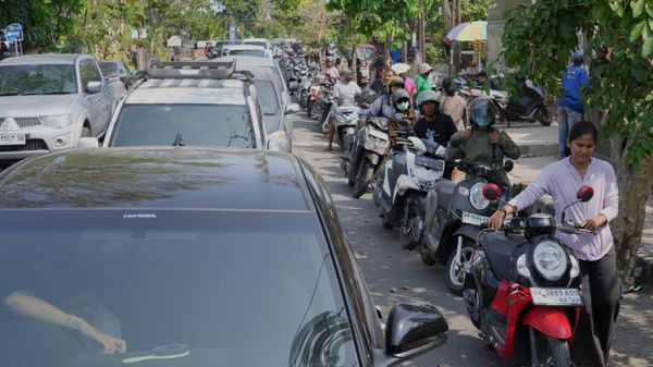 Người dân xếp hàng tại một trạm xăng trong điều kiện thiếu nhiên liệu ở Denpasar, Bali, Indonesia. - Sputnik Việt Nam