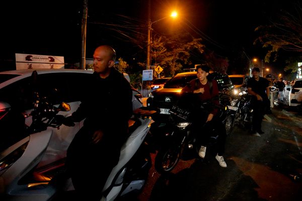 Người dân xếp hàng tại một trạm xăng trong điều kiện thiếu nhiên liệu ở Denpasar, Bali, Indonesia. - Sputnik Việt Nam