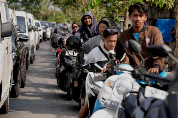 Người dân xếp hàng tại một trạm xăng trong điều kiện thiếu nhiên liệu ở Denpasar, Bali, Indonesia. - Sputnik Việt Nam