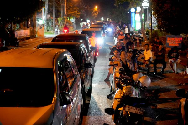 Người dân xếp hàng tại một trạm xăng trong điều kiện thiếu nhiên liệu ở Denpasar, Bali, Indonesia. - Sputnik Việt Nam