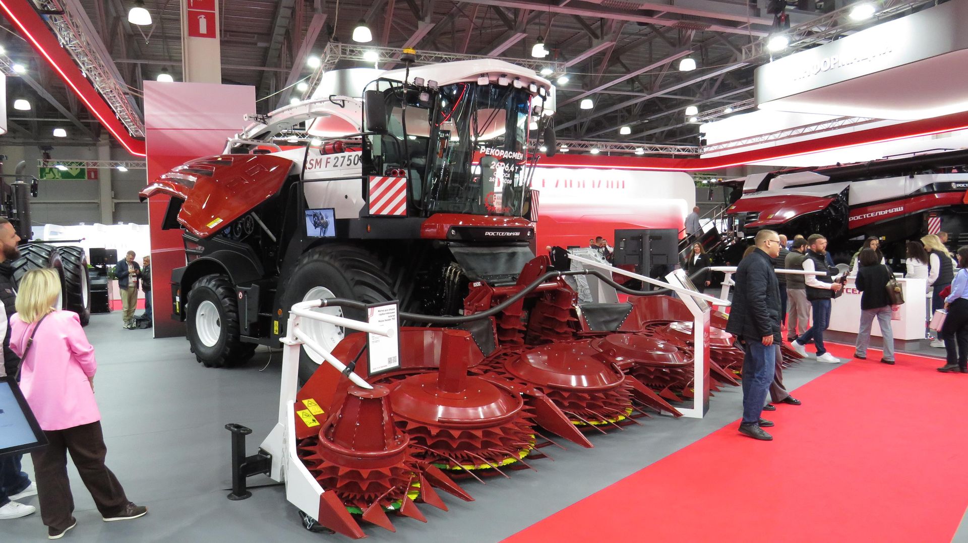 Huy chương bạc cuộc thi Ngôi sao AGROSALON - máy thu hoạch thức ăn gia súc RSM F2750 với đầu cắt Maize Header 750 - Sputnik Việt Nam, 1920, 15.10.2026