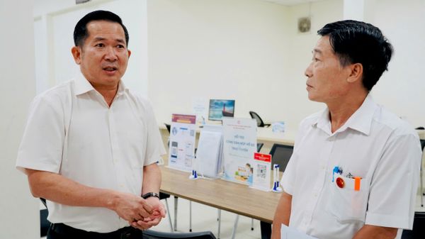 Phó bí thư Tỉnh ủy An Giang, Bí thư Đảng ủy đặc khu Phú Quốc Đinh Văn Nơi (trái) chỉ đạo phải tập trung về việc tiếp nhận và xử lý, không để hồ sơ tồn đọng  - Sputnik Việt Nam