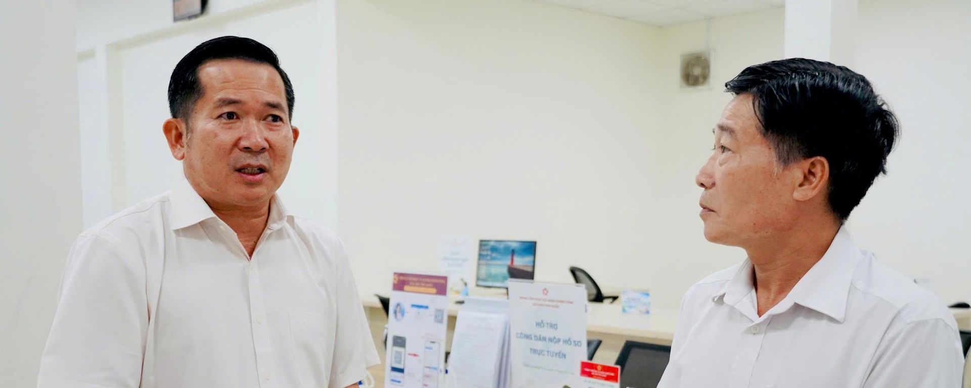 Phó bí thư Tỉnh ủy An Giang, Bí thư Đảng ủy đặc khu Phú Quốc Đinh Văn Nơi (trái) chỉ đạo phải tập trung về việc tiếp nhận và xử lý, không để hồ sơ tồn đọng  - Sputnik Việt Nam, 1920, 15.10.2026