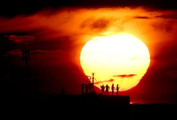 Những người câu cá từ đập cảng lúc bình minh, Anh. - Sputnik Việt Nam