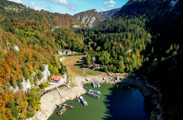 Thuyền du ngoạn gần thác Saut-du-Doubs giữa lúc hạn hán ảnh hưởng đến sông Doubs và hồ Lac de Brenet, Thụy Sĩ. - Sputnik Việt Nam